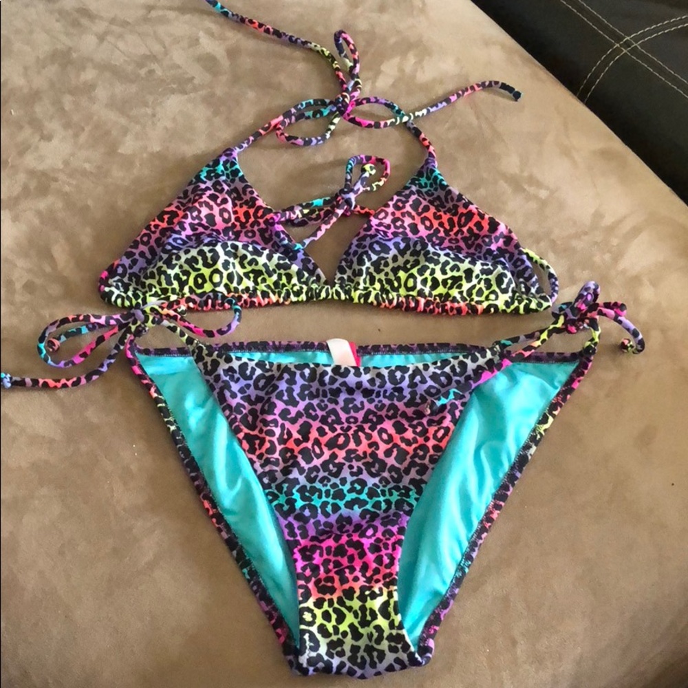 Victoria’s Secret Rainbow Leopard print bikini 💙